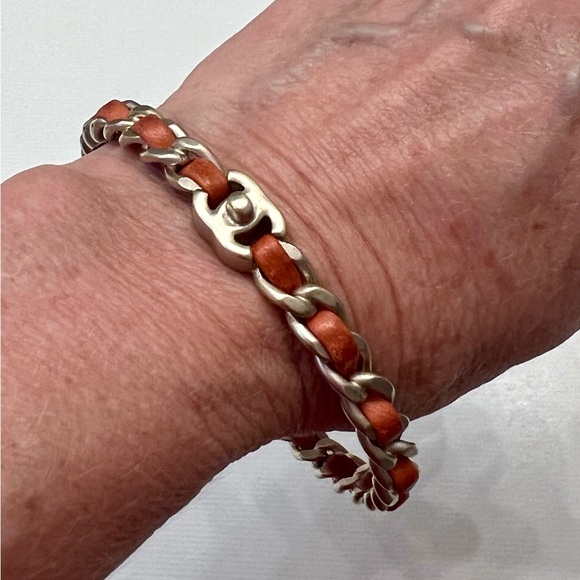 Chanel gold plated and leather CC turnlock bangle bracelet - Picture 8 of 11